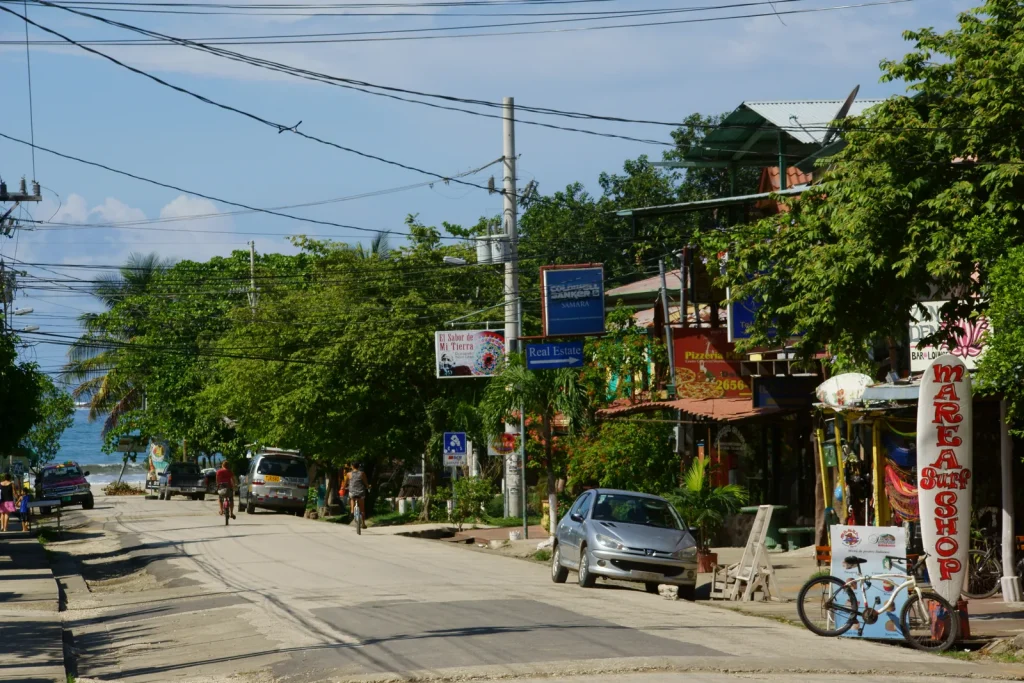 Shops and bicycles along a street leading to the beach in Sámara, Costa Rica